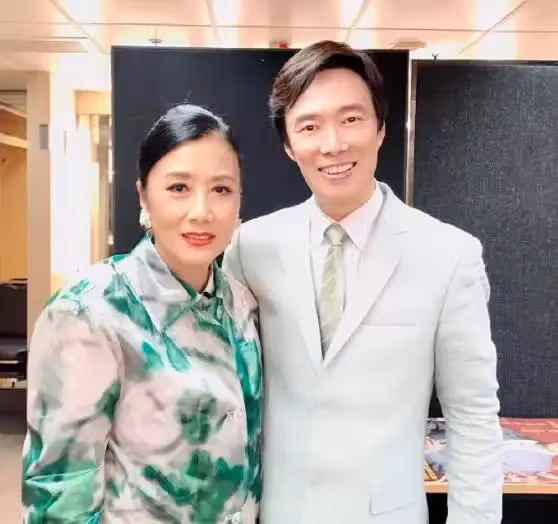 67歲林青霞與74歲汪明荃近照曝光,同框合影好驚豔,差7歲狀態很真實,網友:真正的絕代佳人