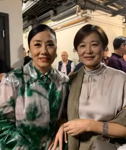 67歲林青霞與74歲汪明荃近照曝光,同框合影好驚豔,差7歲狀態很真實,網友:真正的絕代佳人