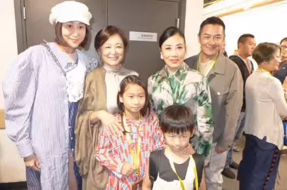 67歲林青霞與74歲汪明荃近照曝光,同框合影好驚豔,差7歲狀態很真實,網友:真正的絕代佳人