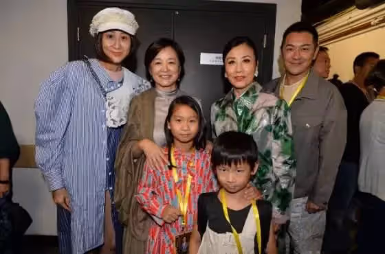 67歲林青霞與74歲汪明荃近照曝光,同框合影好驚豔,差7歲狀態很真實,網友:真正的絕代佳人