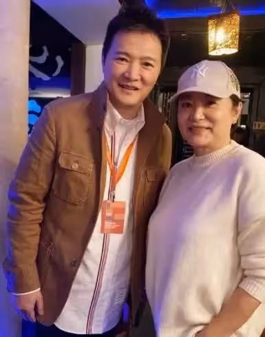 67歲林青霞與74歲汪明荃近照曝光,同框合影好驚豔,差7歲狀態很真實,網友:真正的絕代佳人