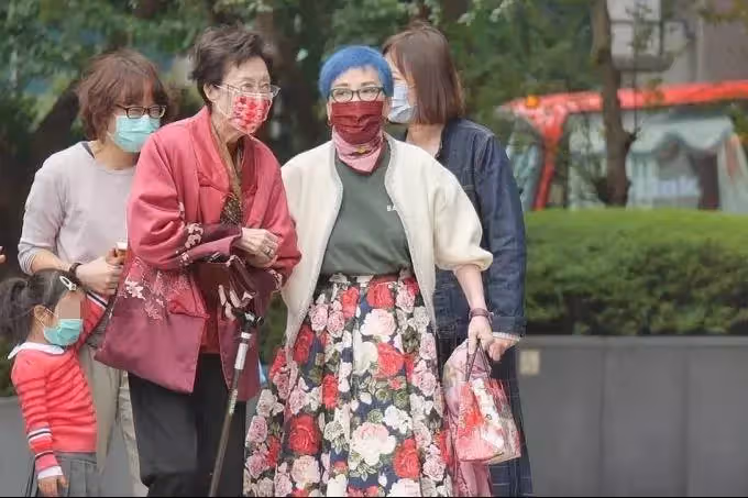 「名伶媽90歲大壽」庾澄慶全家為母飯店慶生,兒女罕露面,張小燕到場獻紅包:庾母欣喜開懷