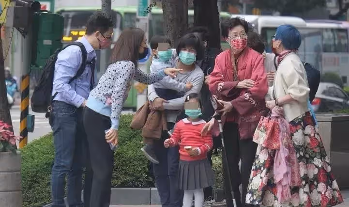 「名伶媽90歲大壽」庾澄慶全家為母飯店慶生,兒女罕露面,張小燕到場獻紅包:庾母欣喜開懷