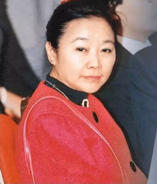 龔如心:身家8000多億,200棟樓6700個車位,卻只賺錢不花錢,瘋癲半生