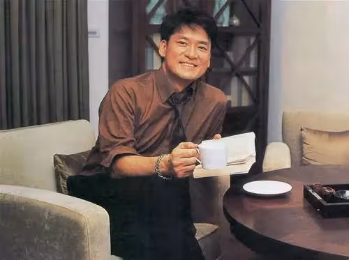 周華健30歲混血兒子出道,剪掉長髮剃光胡茬,阿貝臉變小鮮肉,網友:大變樣