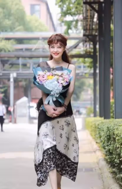 周海媚近照曝光，扮起「嫩」來超減齡，54歲竟穿出18歲的感覺，網友：很驚豔