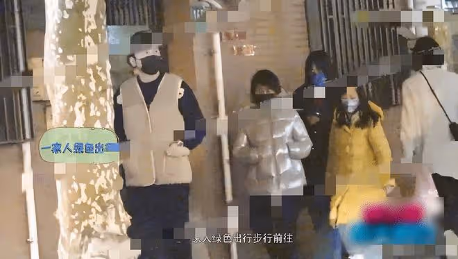 雷佳音一家三口罕同框！爸爸過馬路緊牽女兒小手，孩子繼承高顏值