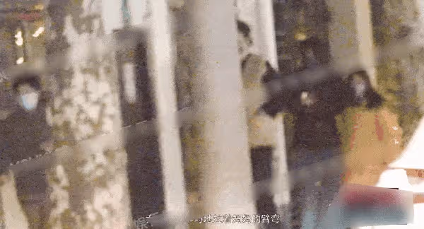 雷佳音一家三口罕同框！爸爸過馬路緊牽女兒小手，孩子繼承高顏值