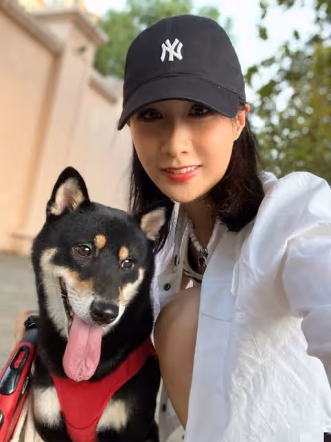 雷佳音一家三口罕同框！爸爸過馬路緊牽女兒小手，孩子繼承高顏值
