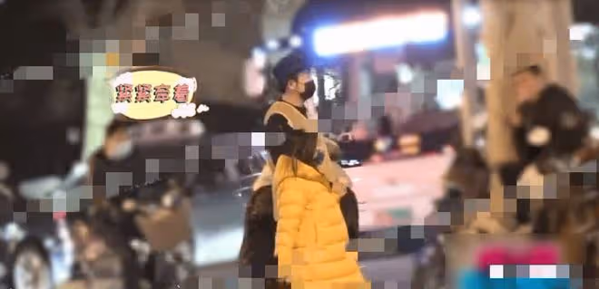 雷佳音一家三口罕同框！爸爸過馬路緊牽女兒小手，孩子繼承高顏值