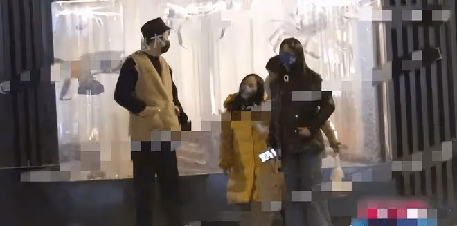 雷佳音一家三口罕同框！爸爸過馬路緊牽女兒小手，孩子繼承高顏值
