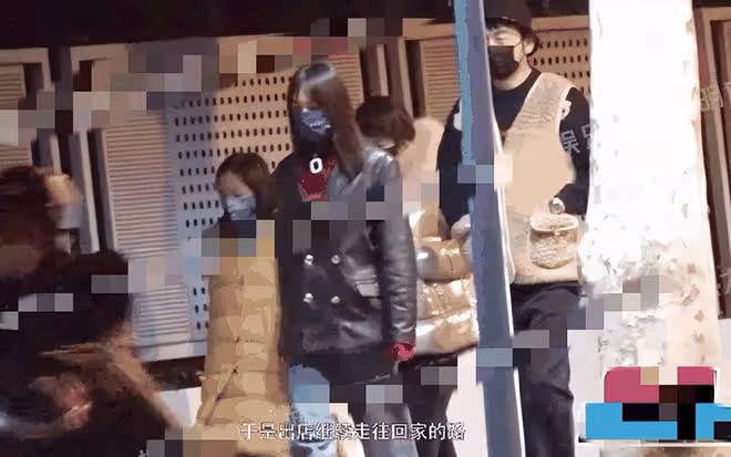 雷佳音一家三口罕同框！爸爸過馬路緊牽女兒小手，孩子繼承高顏值