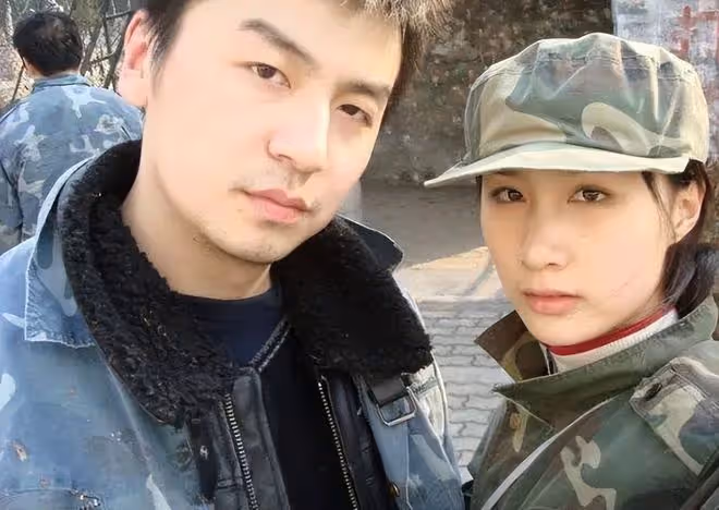雷佳音一家三口罕同框！爸爸過馬路緊牽女兒小手，孩子繼承高顏值