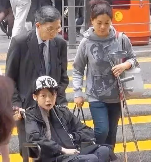 結婚8年瘦到22kg，被掃地出門的伍智恆，嫁入豪門後到底經歷了什麼，網感歎：闊太難當，你要自強