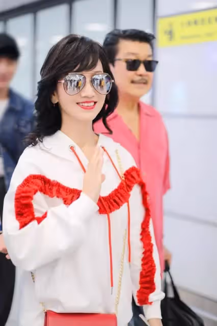 64歲又怎樣？趙雅芝玩「下衣失蹤」趕時髦，衛衣配短褲超減齡  秀美腿嫩回少女樣！