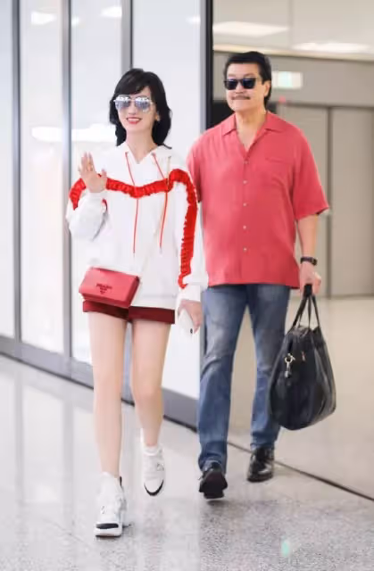 64歲又怎樣？趙雅芝玩「下衣失蹤」趕時髦，衛衣配短褲超減齡  秀美腿嫩回少女樣！