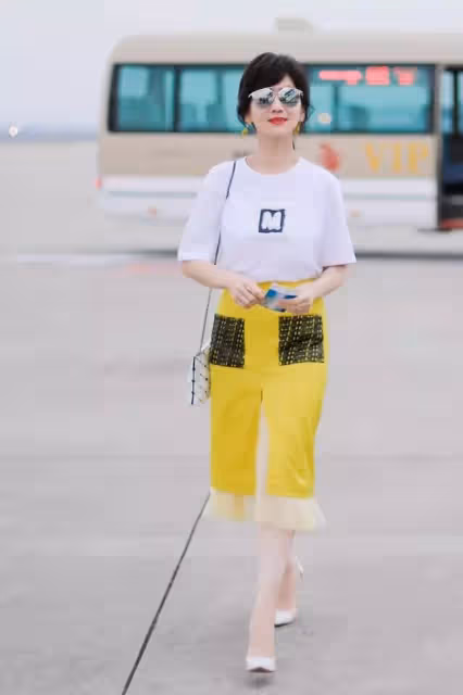 64歲又怎樣？趙雅芝玩「下衣失蹤」趕時髦，衛衣配短褲超減齡  秀美腿嫩回少女樣！