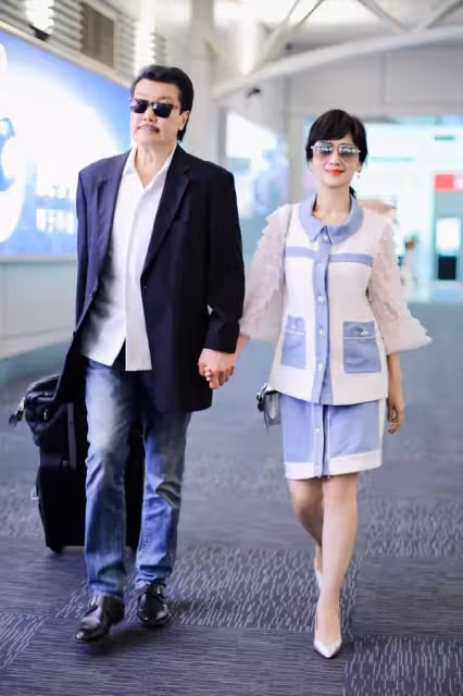 64歲又怎樣？趙雅芝玩「下衣失蹤」趕時髦，衛衣配短褲超減齡  秀美腿嫩回少女樣！