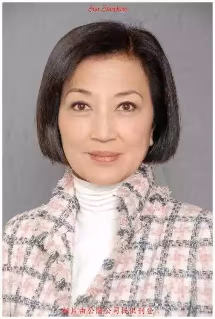 73歲馬海倫全家福罕曝光,戲裡綠葉紅花,戲外兒孫滿堂半億身家,全家行山不會累,網贊:真正人生贏家