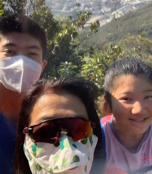 73歲馬海倫全家福罕曝光,戲裡綠葉紅花,戲外兒孫滿堂半億身家,全家行山不會累,網贊:真正人生贏家