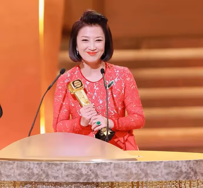 73歲馬海倫全家福罕曝光,戲裡綠葉紅花,戲外兒孫滿堂半億身家,全家行山不會累,網贊:真正人生贏家