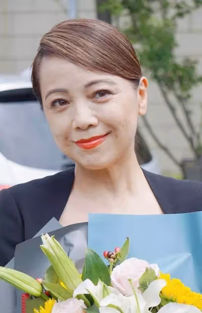 鄧萃雯老得很「真實」,滿臉皺紋依舊優雅,身穿黑西裝高級又知性,網友:年過半百不扮嫩好難得