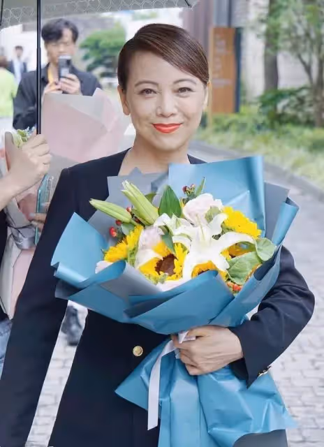 鄧萃雯老得很「真實」,滿臉皺紋依舊優雅,身穿黑西裝高級又知性,網友:年過半百不扮嫩好難得