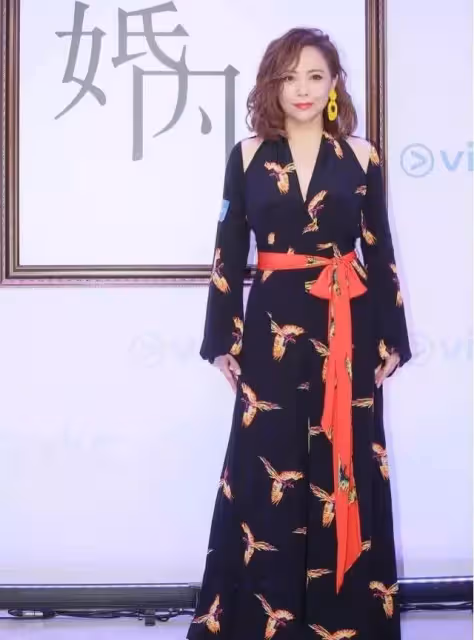 鄧萃雯老得很「真實」,滿臉皺紋依舊優雅,身穿黑西裝高級又知性,網友:年過半百不扮嫩好難得