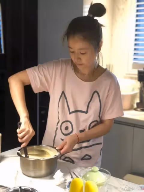 林心如素顏為愛女做蛋糕,穿家居服秀火辣身材,4歲小海豚「鵝蛋臉、睫毛精」五官超像媽咪林心如,霍建華眼神中滿是寵溺