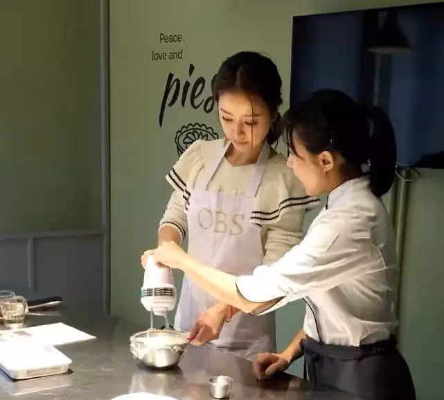 林心如素顏為愛女做蛋糕,穿家居服秀火辣身材,4歲小海豚「鵝蛋臉、睫毛精」五官超像媽咪林心如,霍建華眼神中滿是寵溺