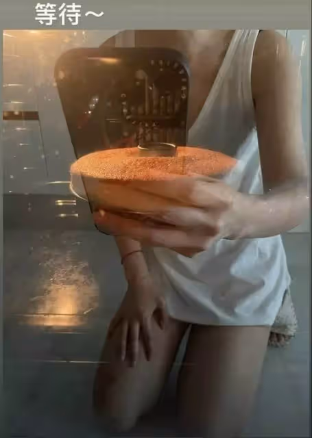 林心如素顏為愛女做蛋糕,穿家居服秀火辣身材,4歲小海豚「鵝蛋臉、睫毛精」五官超像媽咪林心如,霍建華眼神中滿是寵溺