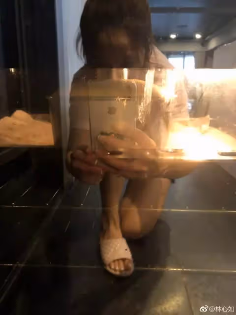 林心如素顏為愛女做蛋糕,穿家居服秀火辣身材,4歲小海豚「鵝蛋臉、睫毛精」五官超像媽咪林心如,霍建華眼神中滿是寵溺