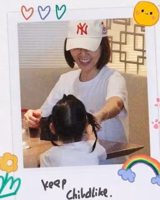 林心如素顏為愛女做蛋糕,穿家居服秀火辣身材,4歲小海豚「鵝蛋臉、睫毛精」五官超像媽咪林心如,霍建華眼神中滿是寵溺