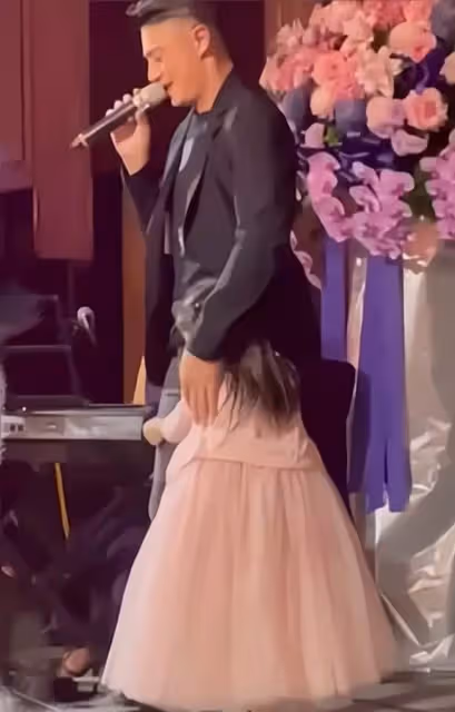林心如素顏為愛女做蛋糕,穿家居服秀火辣身材,4歲小海豚「鵝蛋臉、睫毛精」五官超像媽咪林心如,霍建華眼神中滿是寵溺