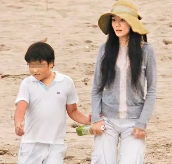 22歲兒子「藏十年首現身」從不開口喊媽!謝金燕「辣穿深U連身」從3層樓空降:全家團圓了