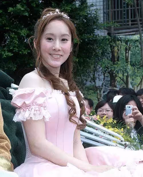 許慧欣女兒「逆襲式」長大!6歲E寶從「小胖妞→小公主」難認出,網友:女大十八變!!
