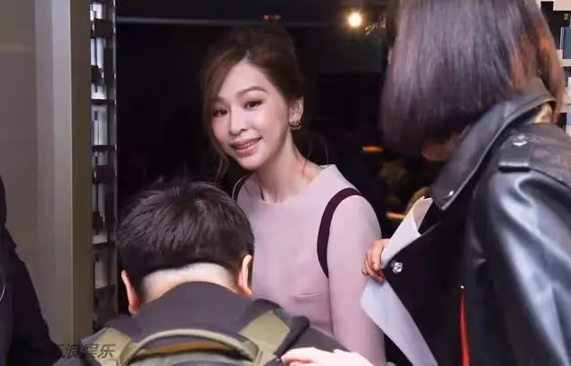 王心淩自曝整容成癮,出席活動近照曝光,嚇哭商場小孩