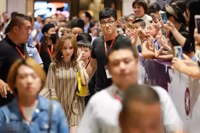 王心淩自曝整容成癮,出席活動近照曝光,嚇哭商場小孩