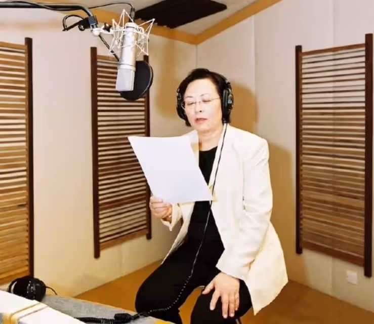 配音王后謝月美設靈,曾與周星馳合作拍戲,王祖藍夫婦送花牌致哀