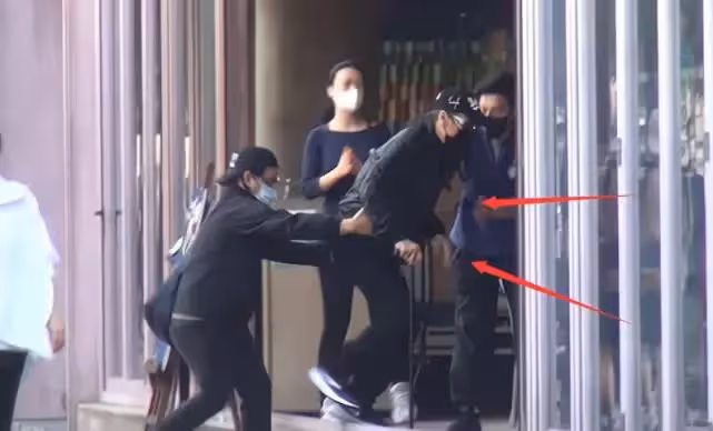 85歲謝賢晚年生活曝光！逛商場全靠「拐杖」支撐，中途腳滑差點摔倒：讓人心酸