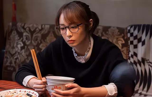 小姑子結婚丈夫給十萬,小舅子結婚丈夫給一千,妻子:跟你妹過吧