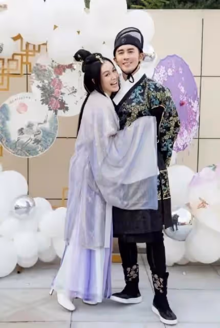 51歲鍾麗緹穿黑色緊身衣熱舞,被吐槽腰粗像綁粽子,本人幽默回應
