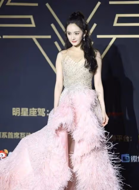 楊冪與名媛沈月「撞衫粉色羽毛裙」,性感與不性感區別一目了然,網友:年輕94好啊