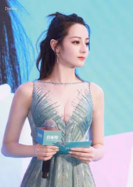 楊冪與名媛沈月「撞衫粉色羽毛裙」,性感與不性感區別一目了然,網友:年輕94好啊