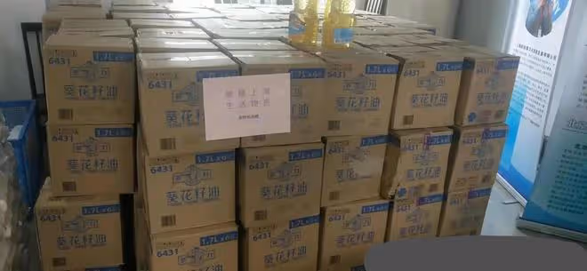 黃曉明再捐物資，為上海被封控20多天的村莊送糧油，村民：真感謝