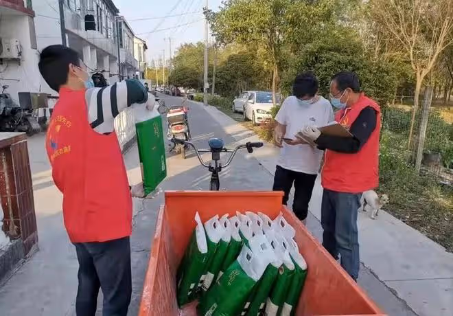 黃曉明再捐物資，為上海被封控20多天的村莊送糧油，村民：真感謝