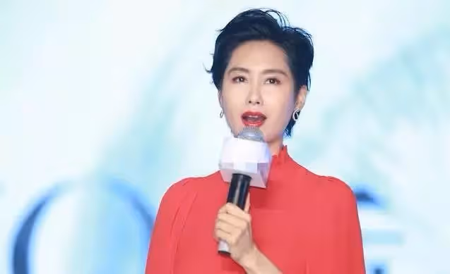 朱茵過分了!50歲的年紀卻藏著「少女身材」,穿緊身開叉裙太抓眼球!