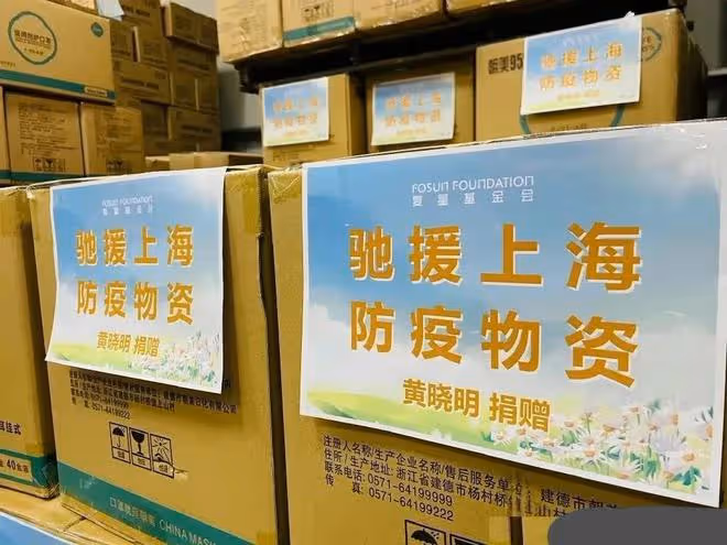 張傑為上海發聲被罵,陳龍當志願者,黃曉明捐物資被稱讚