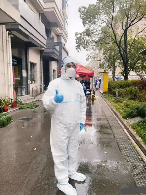 張傑為上海發聲被罵,陳龍當志願者,黃曉明捐物資被稱讚