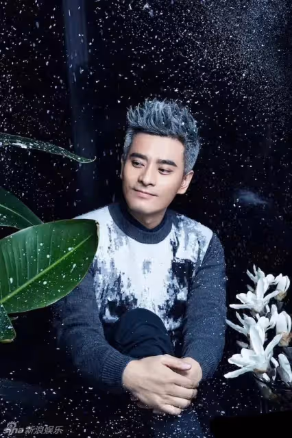 張傑為上海發聲被罵,陳龍當志願者,黃曉明捐物資被稱讚